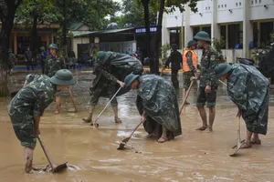 Bộ đội, giáo viên tất bật vệ sinh trường lớp sau mưa lũ