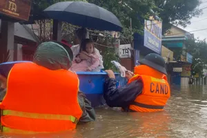 Sản phụ ở Huế 'cầu cứu' vì nước lũ lên cao.