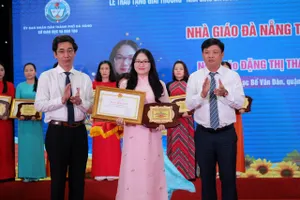 Vinh danh 25 nhà giáo tiêu biểu của Đà Nẵng. Ảnh: MINH TRƯỜNG