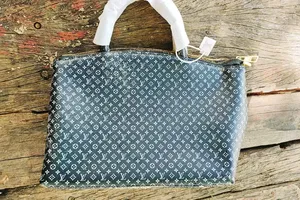 Chiếc túi có nhãn hiệu Louis Vuitton được nhặt trên bờ biển Đà Nẵng. Ảnh: MINH TRƯỜNG.