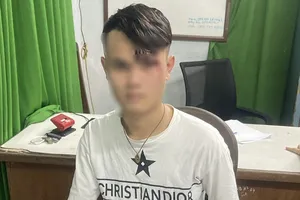 Nhóm thanh thiếu niên mang theo hung khí bất chấp hiệu lệnh, lao xe vào CSGT