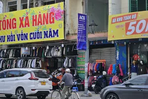 Phố thời trang ở Đà Nẵng buồn thiu giữa mùa cao điểm mua sắm.