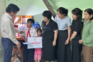 Đà Nẵng: Phụ huynh và học sinh nghèo xúc động vì được tặng góc học tập