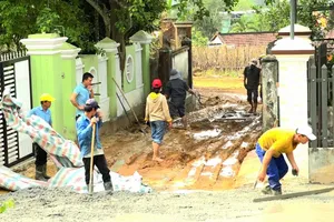 Người dân đập hàng rào, tháo cổng ngõ cùng nhau hiến đất mở đường.