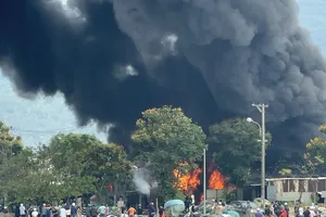 Cháy nhà dữ dội, cột khói bao trùm cả âu thuyền Thọ Quang