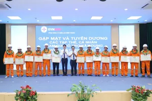 EVNCPC khen thưởng các 'chiến sĩ' xây dựng đường dây 500kV mạch 3