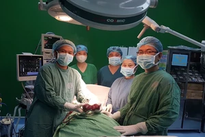 Phẫu thuật khối bướu 'khổng lồ' cho nữ bệnh nhân