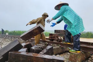 Hơn 1,3km đường sắt bị xói lở, cuốn trôi do bão Trà Mi