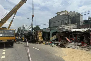 Xe tải lùa hàng loạt xe máy, tông sập nhiều nhà dân ở Quảng Ngãi