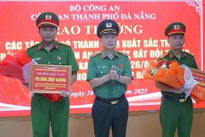 Thưởng nóng lực lượng bắt nghi phạm người nước ngoài cướp tiệm vàng tại Đà Nẵng