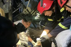 Tai nạn liên hoàn trên cao tốc La Sơn-Túy Loan, 12 mắc kẹt trong ô tô