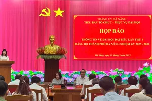 Không nhận hoa chúc mừng ở Đại hội Đại biểu Đảng bộ TP Đà Nẵng 