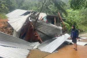 Chỉ huy trưởng Quân sự xã đi giúp dân xuyên đêm, trở về thì nhà đã bị vùi lấp