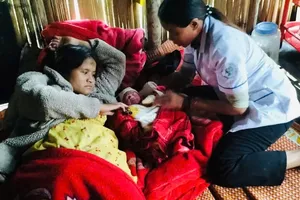 Hai y sỹ băng rừng vượt núi sạt lở đỡ đẻ thành công cho sản phụ