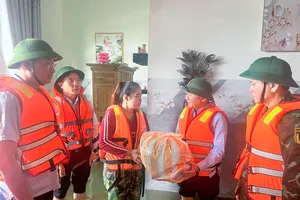 Thường trực Ban Bí thư Trần Cẩm Tú thăm vùng lũ Đà Nẵng