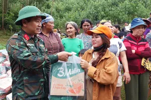 Cô chú bộ đội thổi cơm, cõng hàng tiếp tế đến vùng cô lập