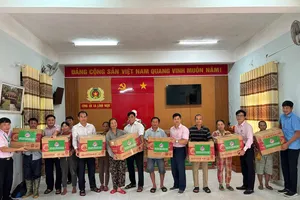 Ngân hàng chính sách xã hội TP Đà Nẵng tặng quà cho bà con vùng lũ