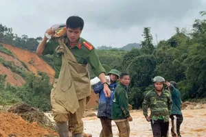 Công an đi bộ lội rừng hơn 4 tiếng để gùi thực phẩm tiếp tế cho dân