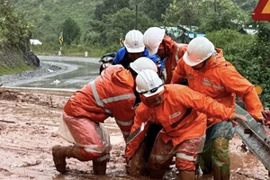 EVNCPC khôi phục cấp điện cho hơn 84% khách hàng bị ảnh hưởng do mưa lũ