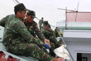 Ăn vội cơm trưa giúp dân chằng chéo nhà cửa chống bão số 13