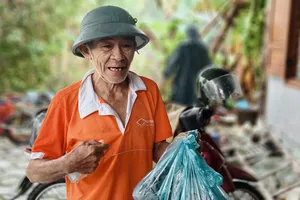 12 người chia nhau 2 gói mì tôm, ăn cơm thiu cầm cự trong lũ