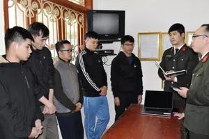 Công an Ninh Bình phối hợp với Cục An ninh mạng và phòng, chống tội phạm sử dụng công nghệ cao bắt giữ 05 đối tượng đánh xóc đĩa, lắc tài xỉu qua mạng. Ảnh: Bộ Công an