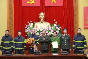 Bộ trưởng Công an Tô Lâm trao hoa cho đại diện số cán bộ cứu nạn cứu hộ sang Thổ Nhĩ Kỳ. Ảnh: Đô Phú\