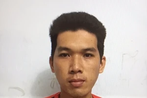 Mang xăng đi cướp ngân hàng, bị bảo vệ quật ngã