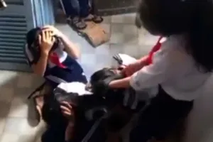 Buộc thôi học có thời hạn 2 học sinh đánh bạn dã man