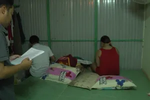 Chủ quán cà phê chiều khách tới bến