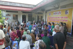 Khám bệnh, cấp thuốc miễn phí cho người dân huyện Cờ Đỏ