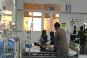 Người cha đầu độc 3 con nhỏ bị khởi tố tội giết người