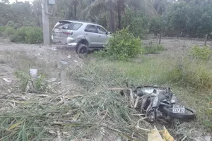 Ô tô con kéo lê xe máy hàng chục mét, 1 người chết