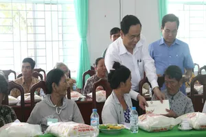 Ủy ban MTTQ VN trao quà Tết bà con Cần Thơ, Hậu Giang