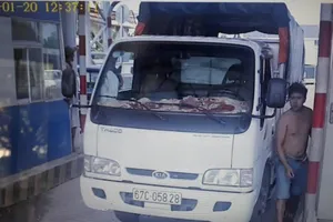 Điều tra tài xế giật điện thoại nhân viên thu phí BOT