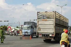 Lao vào xe tải, nam thanh niên tử vong giữa giao lộ