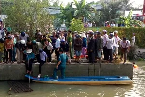 Người đàn ông nát chân khi đưa ghe vượt cống