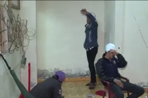 5 thanh niên phê ma túy bên cạnh quả lựu đạn