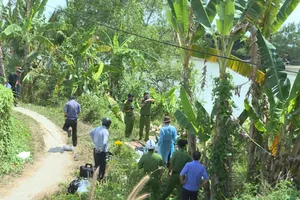  Thi thể nữ mặc áo khoác xanh dưới chân cầu Vĩnh Long