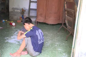 Lẽ nào mẹ ruột ngược đãi con trai bị khuyết tật?