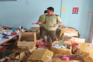 Cả chục thùng mỹ phẩm bán qua mạng không rõ nguồn gốc