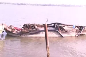 Bắt ghe tải hút trộm cát trên sông Cổ Chiên