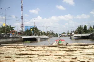 Hậu Giang đối thoại vụ xây cầu làm nghẽn đường thủy