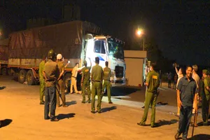 Phóng xe tải vào công an, cố thủ trong cabin