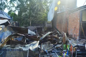 3 căn nhà cháy rụi trong đêm