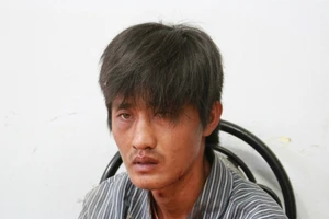 Khởi tố kẻ dùng kéo đâm bị thương 1 công an