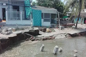 Dân Cần Thơ nghe tiếng ầm rồi thấy bờ sông sụp xuống
