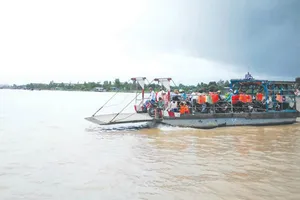 Bé gái 7 tuổi rơi xuống sông khi qua đò 