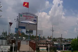 Cần Thơ: Bó tay với 'cò' bến tàu, chợ nổi?