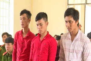 Nhậu say, đốt xe, đuổi đánh công an